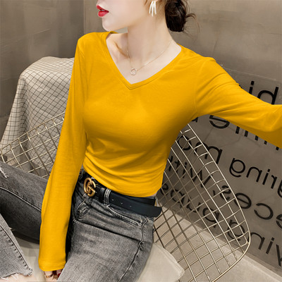 Μοντέρνα εφαρμοστή μπλούζα με βαθύ λαιμόκοψη