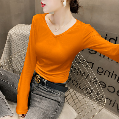 Μοντέρνα εφαρμοστή μπλούζα με βαθύ λαιμόκοψη