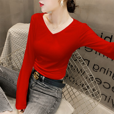 Μοντέρνα εφαρμοστή μπλούζα με βαθύ λαιμόκοψη