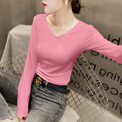 Μοντέρνα εφαρμοστή μπλούζα με βαθύ λαιμόκοψη