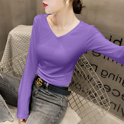 Μοντέρνα εφαρμοστή μπλούζα με βαθύ λαιμόκοψη