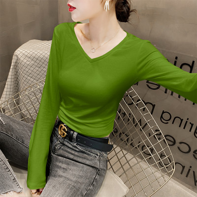 Μοντέρνα εφαρμοστή μπλούζα με βαθύ λαιμόκοψη