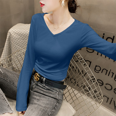 Μοντέρνα εφαρμοστή μπλούζα με βαθύ λαιμόκοψη