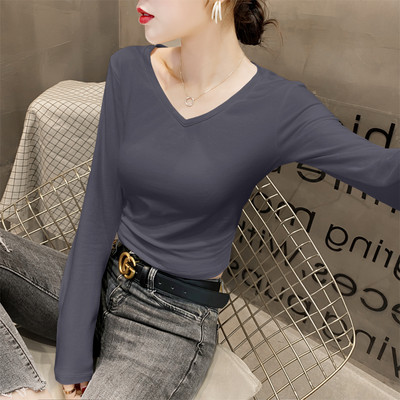 Μοντέρνα εφαρμοστή μπλούζα με βαθύ λαιμόκοψη