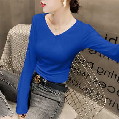 Μοντέρνα εφαρμοστή μπλούζα με βαθύ λαιμόκοψη