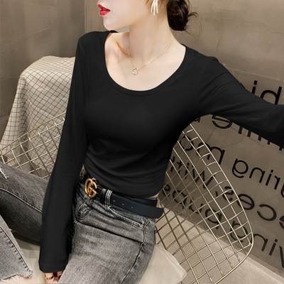 Μοντέρνα εφαρμοστή μπλούζα με βαθύ λαιμόκοψη