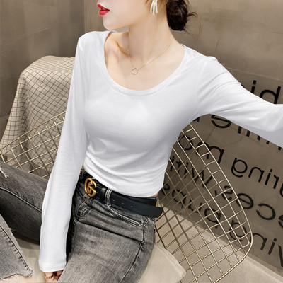 Μοντέρνα εφαρμοστή μπλούζα με βαθύ λαιμόκοψη