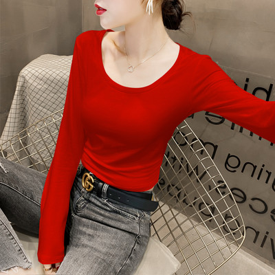 Μοντέρνα εφαρμοστή μπλούζα με βαθύ λαιμόκοψη