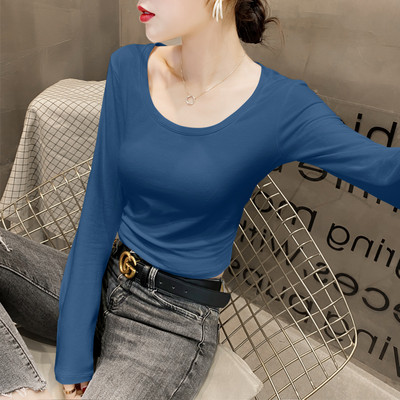 Μοντέρνα εφαρμοστή μπλούζα με βαθύ λαιμόκοψη