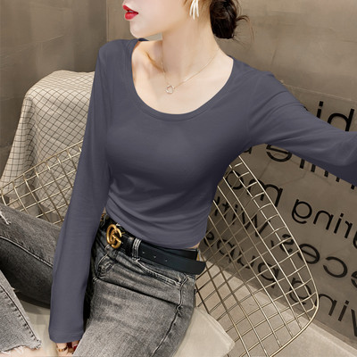 Μοντέρνα εφαρμοστή μπλούζα με βαθύ λαιμόκοψη