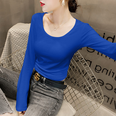 Μοντέρνα εφαρμοστή μπλούζα με βαθύ λαιμόκοψη