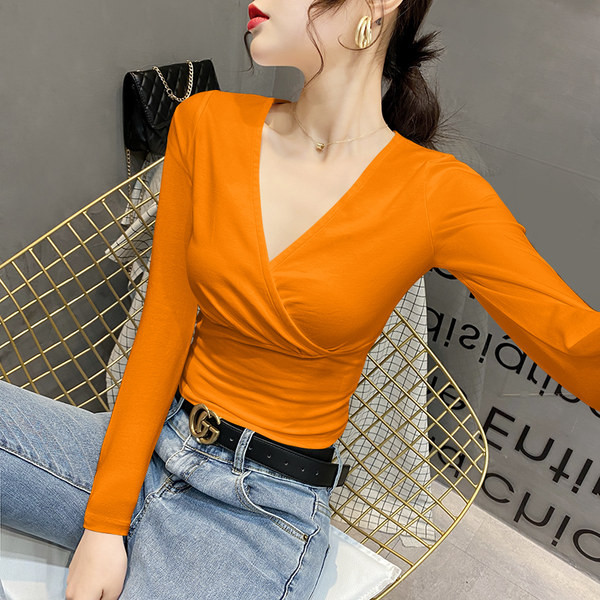 Μοντέρνα εφαρμοστή μπλούζα με βαθύ λαιμόκοψη