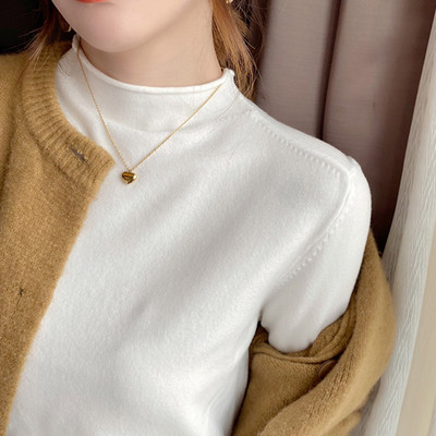 Μοντέρνα γυναικεία μπλούζα από λεπτό πλέξιμο με ημι-ψηλό γιακά