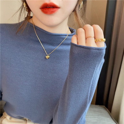 Μοντέρνα γυναικεία μπλούζα από λεπτό πλέξιμο με ημι-ψηλό γιακά