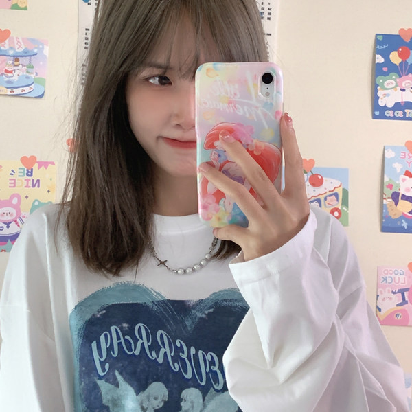 Široki model ženske bluze s aplikacijom u boji