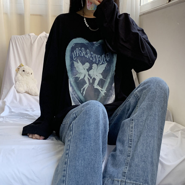 Široki model ženske bluze s aplikacijom u boji