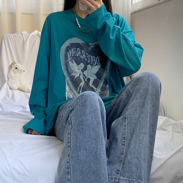 Široki model ženske bluze s aplikacijom u boji