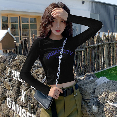 Κοντή εφαρμοστή μπλούζα με επιγραφή