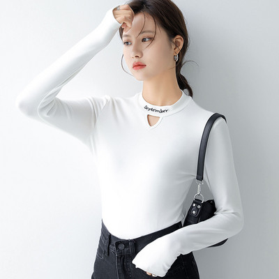 Εφαρμοσμένη γυναικεία μπλούζα με κεντημένη επιγραφή