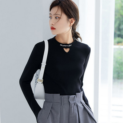 Εφαρμοσμένη γυναικεία μπλούζα με κεντημένη επιγραφή