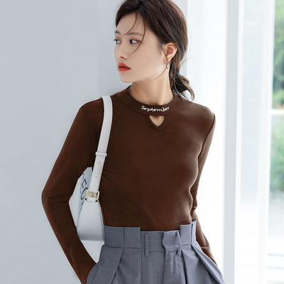 Εφαρμοσμένη γυναικεία μπλούζα με κεντημένη επιγραφή