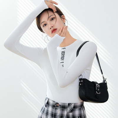 Εφαρμοσμένη γυναικεία μπλούζα με κεντημένη επιγραφή