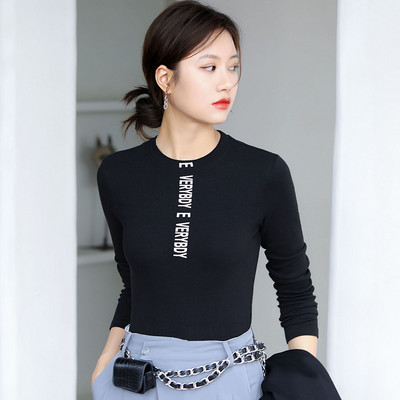 Εφαρμοσμένη γυναικεία μπλούζα με κεντημένη επιγραφή