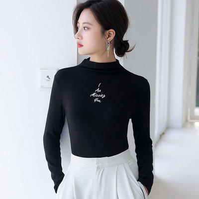 Εφαρμοσμένη γυναικεία μπλούζα με κεντημένη επιγραφή