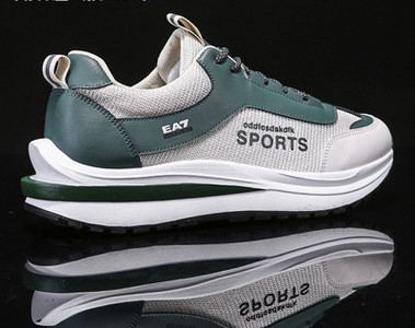 Νέο μοντέλο αθλητικά αθλητικά παπούτσια με την επιγραφή - τρία χρώματα