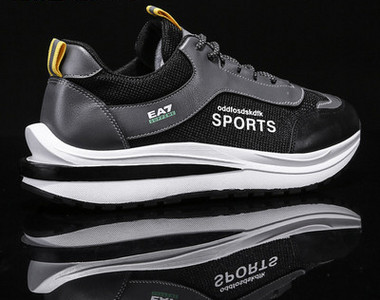 Νέο μοντέλο αθλητικά αθλητικά παπούτσια με την επιγραφή - τρία χρώματα