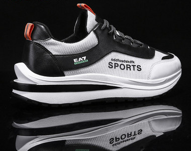 Νέο μοντέλο αθλητικά αθλητικά παπούτσια με την επιγραφή - τρία χρώματα