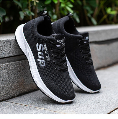 Ανδρικές αθλητικές μπότες με επιγραφή και κορδόνια