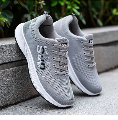 Ανδρικές αθλητικές μπότες με επιγραφή και κορδόνια