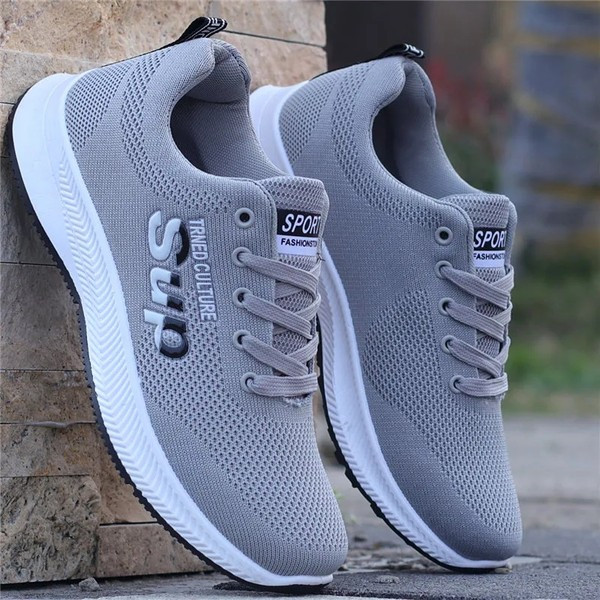 Ανδρικές αθλητικές μπότες με επιγραφή και κορδόνια