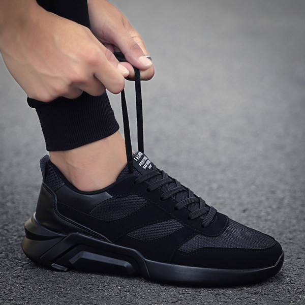 Tenisi moderni pentru bărbați cu șireturi