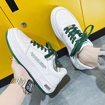 Μοντέρνα έκο δερμάτινα sneakers με επίπεδη σόλα σε λευκό χρώμα