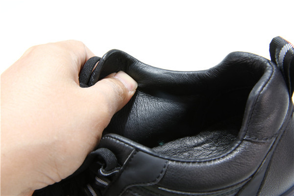 Νέο μοντέλο ανδρικά αθλητικά παπούτσια με επίπεδη σόλα σε μαύρο χρώμα