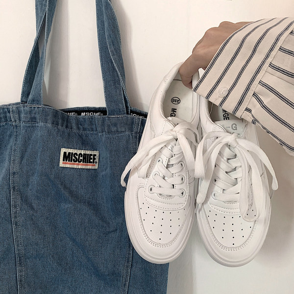 Model nou de adidasi de dama cu sireturi in alb