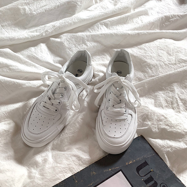 Model nou de adidasi de dama cu sireturi in alb