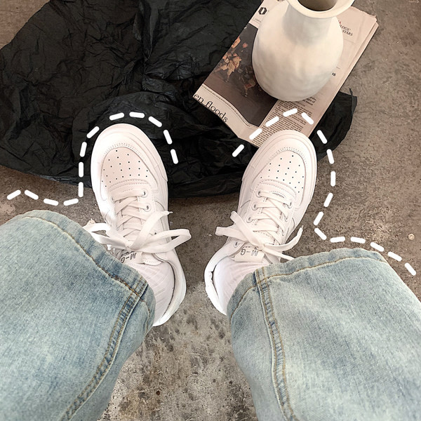 Model nou de adidasi de dama cu sireturi in alb