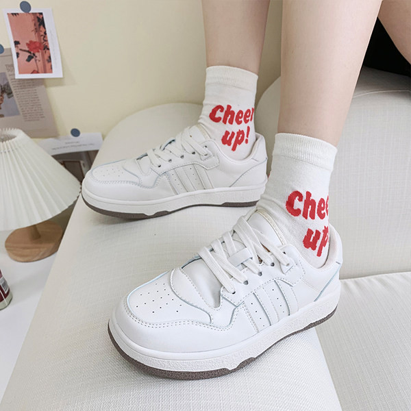 Γυναικεία αθλητικά παπούτσια με επίπεδη σόλα και κορδόνια σε δύο χρώματα