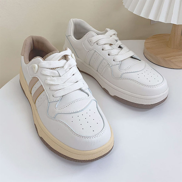 Γυναικεία αθλητικά παπούτσια με επίπεδη σόλα και κορδόνια σε δύο χρώματα