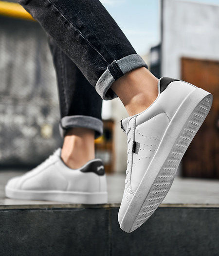 Adidași de damă cu talpă plată și șireturi în alb