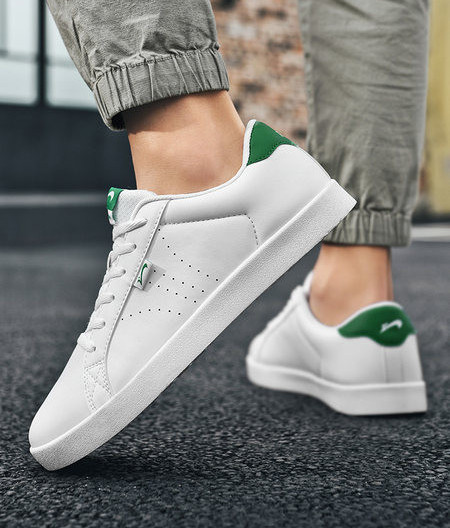 Adidași de damă cu talpă plată și șireturi în alb