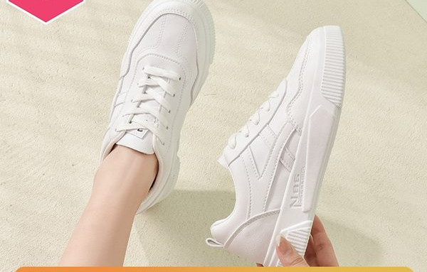 Model nou de adidași de damă de culoare albă și talpă plată