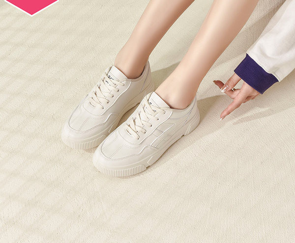 Model nou de adidași de damă de culoare albă și talpă plată