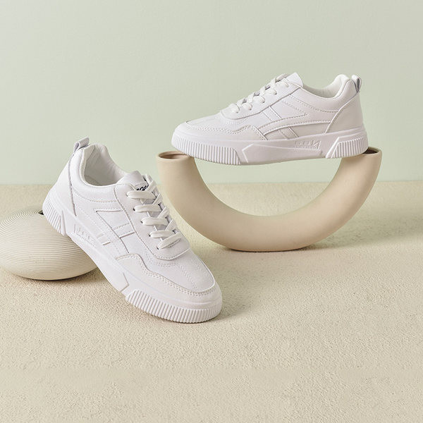 Model nou de adidași de damă de culoare albă și talpă plată