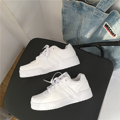 Γυναικεία αθλητικά παπούτσια με κορδόνια σε λευκό χρώμα και επίπεδη σόλα