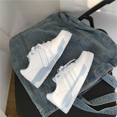 Γυναικεία αθλητικά παπούτσια με κορδόνια σε λευκό χρώμα και επίπεδη σόλα