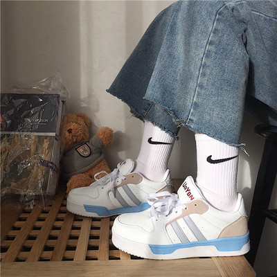 Γυναικεία αθλητικά παπούτσια με κορδόνια σε λευκό χρώμα και επίπεδη σόλα